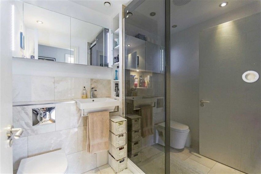AspireClaphamS's tweet photo. This top floor flat is absolutely stunning - just like the uninterrupted views of Clapham Common  from the balcony🍃
Local amenities are quite literally on the doorstep along with two private parking spaces!

View >>> https://t.co/PAoJq2P4r9
To book a viewing ☎️020 8675 1222 https://t.co/kFVya7dpdV