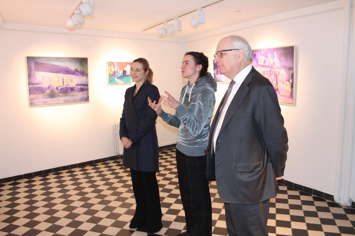 kult_min's tweet photo. D'Ierfgroussherzogin huet haut d'Ausstellung "Peinture" am Kader vun der Serie #Intro_ an der Galerie "Beim Engel" besicht, wou si vum @Guy_Arendt a vun de Kënschtler empfaang gouf. https://t.co/jTPrG3yLvd