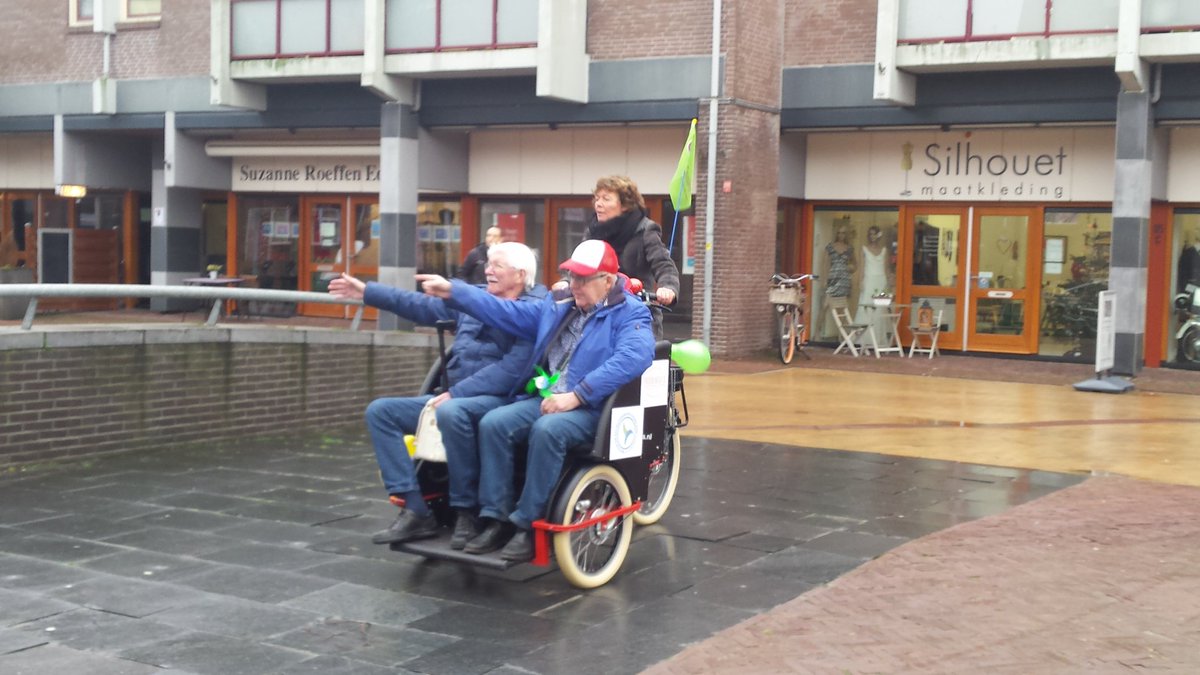 FietsenJaren's tweet photo. Kick off in @Almere_Haven met wethouder @ftdejonge en Gert de Haan, beiden #montventoux veteraan, en Mario Kramer @fietsersbond https://t.co/n9GdsoUqHt