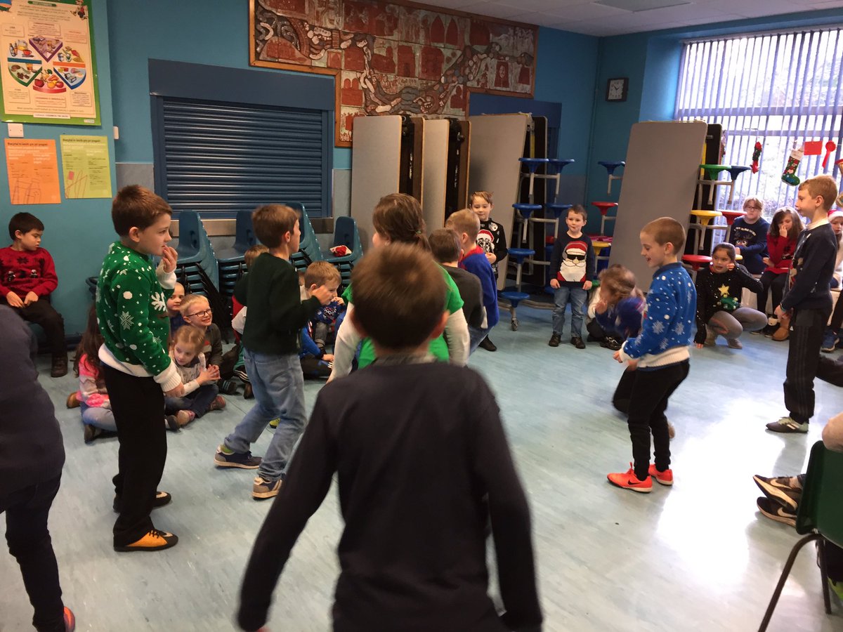 ygfelinfach's tweet photo. Plant @ygfelinfach yn joio dawnsio i #musicalstatues. Children enjoying #musicalstatues #partidolig #xmasparty https://t.co/b92D87RK3I