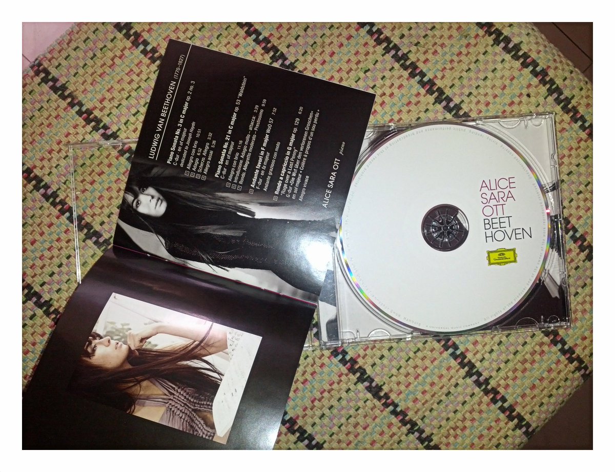 ProMusicaVzla's tweet photo. ¡A la venta! Álbum ORIGINAL + AUTOGRAFIADO de Alice Sara Ott para el sello @DGclassics enviado por @Sinfini Music #Beethoven https://t.co/OD0udCX959