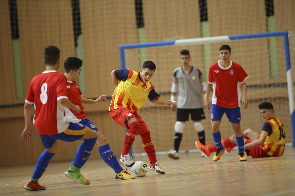 FCF_CAT's tweet photo. Catalunya debuta amb una treballada victòria davant València https://t.co/o0F2ZMxMEM #sub16mascFS #futsal https://t.co/ks3i3k1P6r
