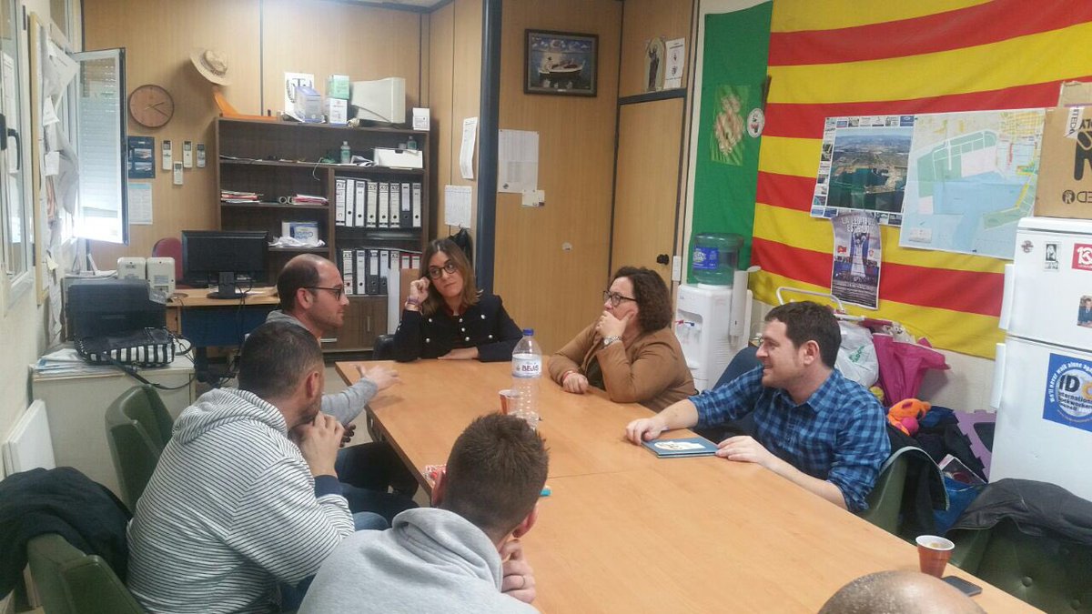 MartaSorli_'s tweet photo. 💪🏼 Avui ens hem tornat a reunir amb els estibadors de Castelló, un col•lectiu que continua lluitant pels seus drets laborals. https://t.co/iGQ0Slia7K