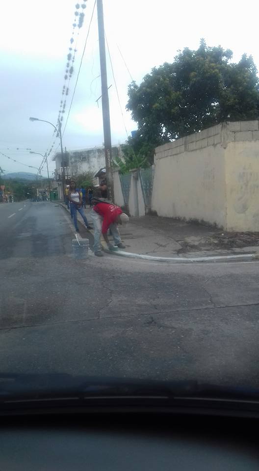 AMADOTORRES08's tweet photo. Seguimos empeñados en hacer de cocorote el municipio mas limpio y hermoso de yaracuy y de venezuela cuento con ustedes, estamos haciendo un despliegue por todo el municipio limpiando y pintando #cocorotetequiero https://t.co/2Hp6YYUdkv