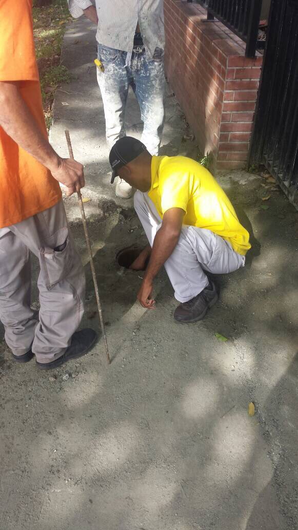 duquegustavoS's tweet photo. #15Dic En estas navidades la brigada del alcalde está en la calle trabajando por todos nuestros vecinos. ¿Necesitas que reparen algo en tiempo récord? No dudes en escribir. #TrabajandoXChacao https://t.co/XN8I9JjTHA