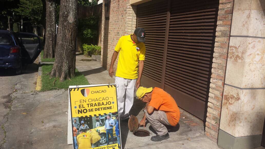 duquegustavoS's tweet photo. #15Dic En estas navidades la brigada del alcalde está en la calle trabajando por todos nuestros vecinos. ¿Necesitas que reparen algo en tiempo récord? No dudes en escribir. #TrabajandoXChacao https://t.co/XN8I9JjTHA