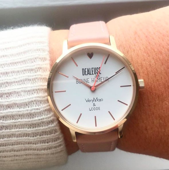 VeryMojo's tweet photo. Noël approche à grands pas...Il ne vous reste que quelques jours pour être livré à temps sous le sapin 🎀🎄 Retrouvez la montre Dealeuse de bonne humeur 💕 par ici : https://t.co/mBsAochm0i #verymojo #icode #goodvibes #perfectgit #quoteoftheday https://t.co/U9wVHrliDX