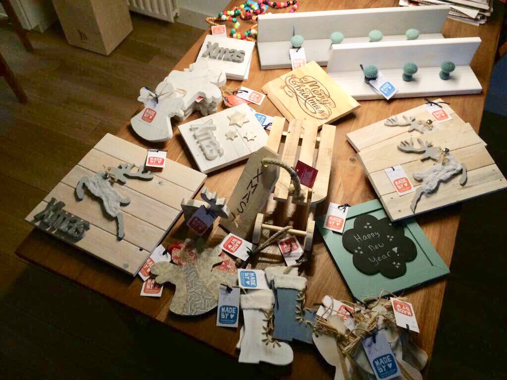 Door onze cliënten gemaakte leuke originele Kerstkado’s. Nu te koop bij d’Etalage aan De Rede te Dronten.