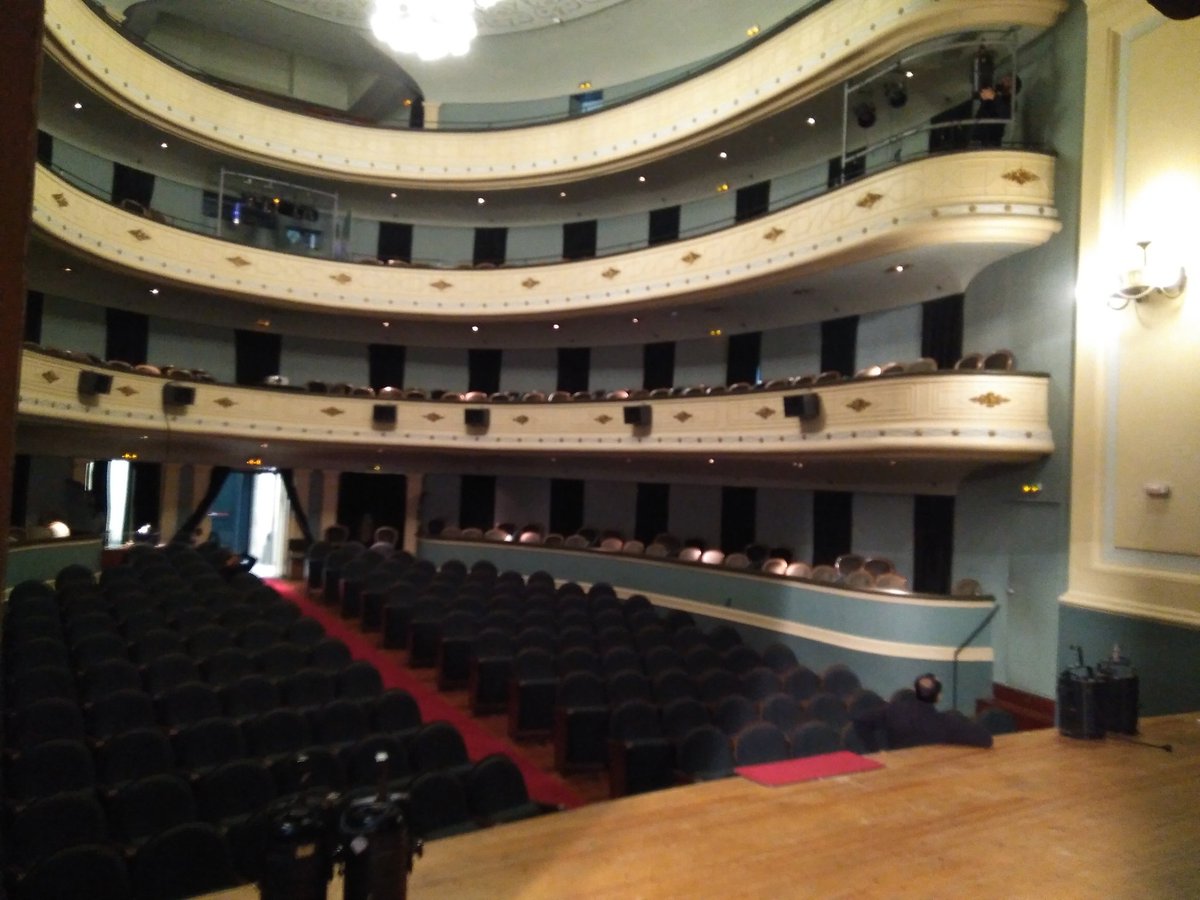 El equipo de Manoliño Nguema ya está en el Teatro Principal preparandolo todo para esta noche