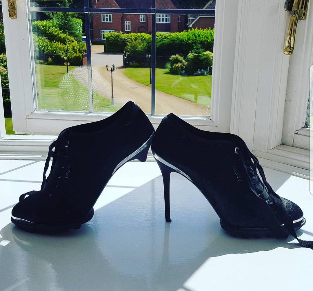 RubyBansal19's tweet photo. @dkny my heel snapped after wearing these twice! Not impressed at all! https://t.co/BNTXUp1Bhx