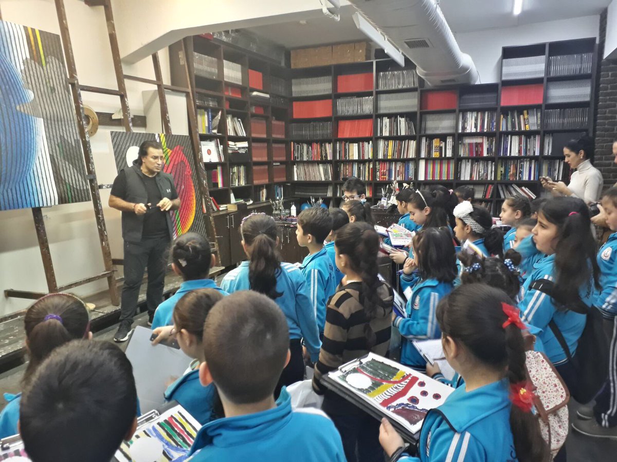 AhmetGunestekin's tweet photo. Bugün Tacirler Eğitim Vakfı öğrenci ve öğretmenlerini ağırladık, birlikte renklerin özgürlüğünü paylaştık... Keşke ülkemizin karanlık yüzünü bu çocuklar masumiyetleriyle renklendirenilse... #tacirlereğitimvakfıilkokulu https://t.co/xUyVSQoqav