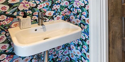 Duravit's tweet photo. Look at this bathroom makeover! It only took one weekend to transform it into this floral masterpiece crowned with a Happy D.2 washbasin 💐 https://t.co/4umJ8CqClS #Duravit #HappyD2 https://t.co/PVGHFoEipT