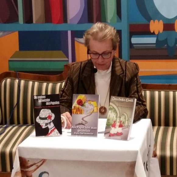 AgenturSimmet's tweet photo. Lesung mit Brigitte Teufl-Heimhilcher - wir legen los 😀 "Der liebe Gott und sein teuflisches Bodenpersonal" #HeitereGesellschaftsroman #phantastischeLiteratur #stadioncenter #Wien #agentursimmet #Bücher https://t.co/Ydlfavxt4z