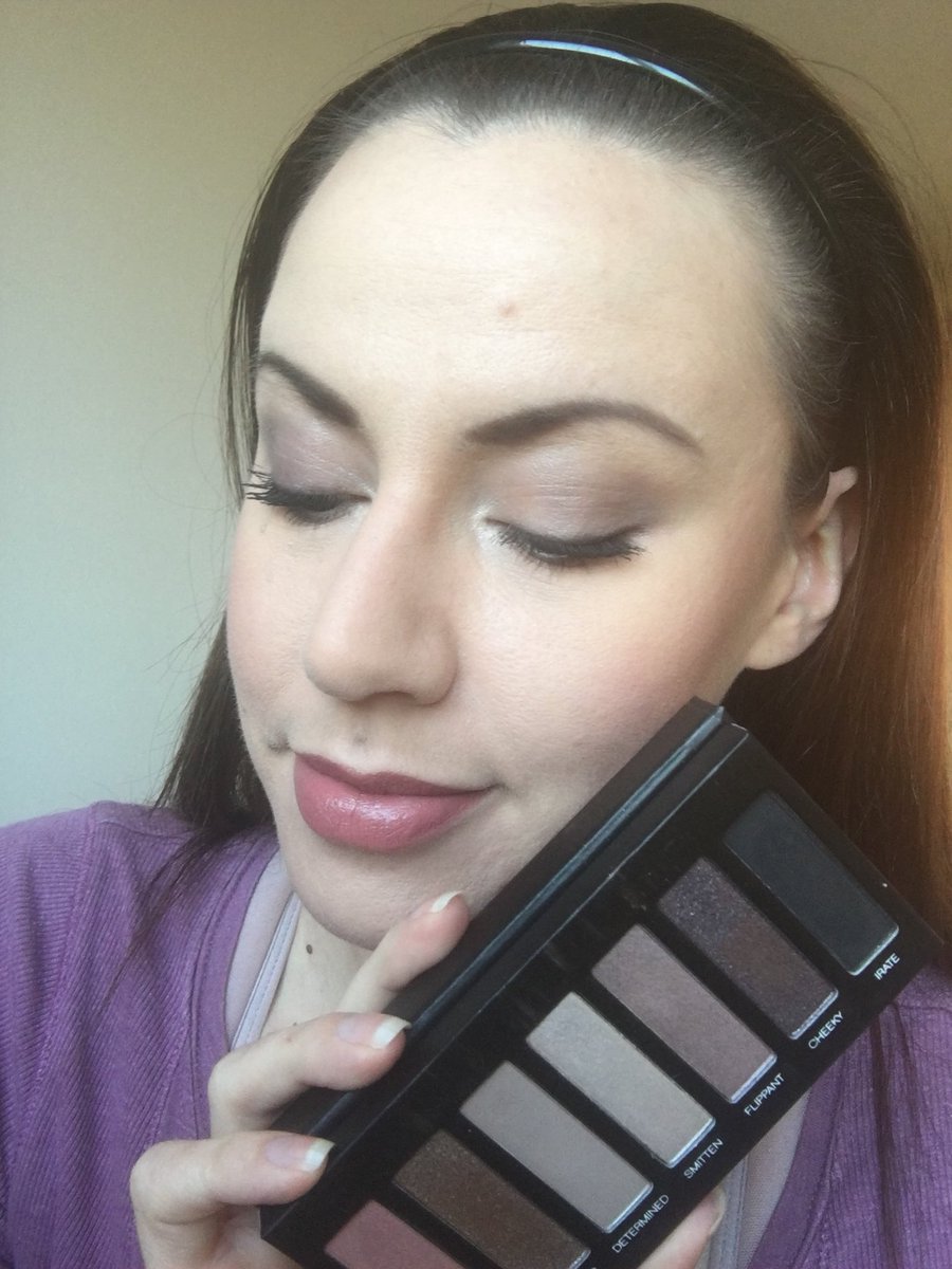 DearyClare's tweet photo. Pink eyeshadow day 😍 #younique #makeup #beauty #eyeshadow #lipstick #eyebrows #EyeshadowPalette https://t.co/bcfcFCmU6b