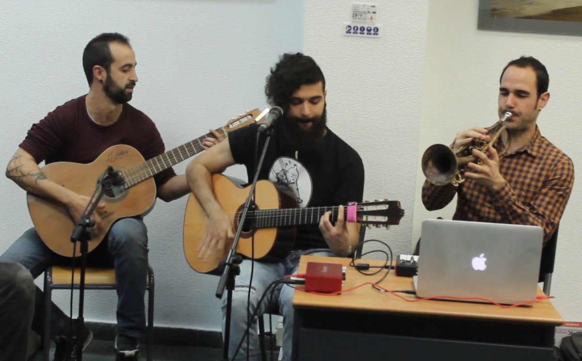 📣🎸 hui en #AlRas tenim música en directe. Hem gaudit de la companyia acompanyen, Manel, Àlex i Fernando de <a href="/Pellikana/">Pellikana</a>.