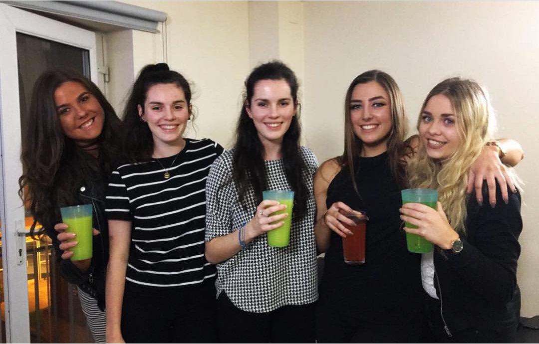 gemmac2404's tweet image. Happy 21st Peroni @indiarosey 🍊🍾🎉 love u ugly 💘 x