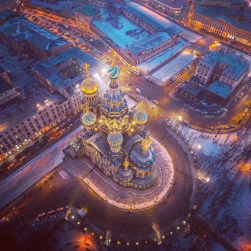 twit_impressive's tweet photo. Ночное волшебство храма Спаса-на-Крови с высоты птичьего полёта, и это величественный Петербург. https://t.co/wO2bBVmpq5