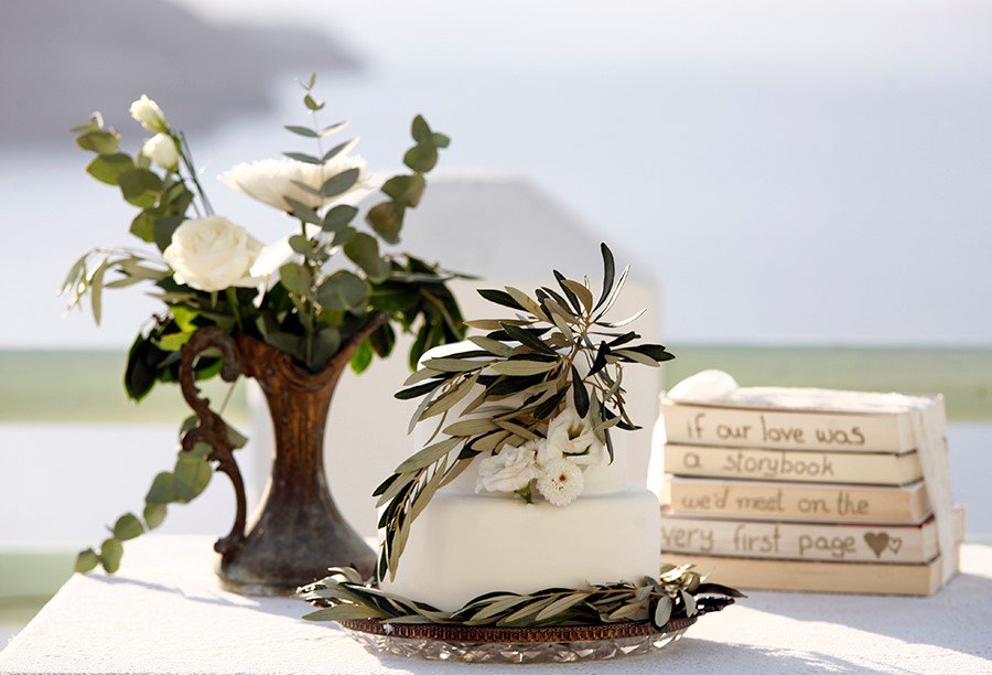 trueblueevents's tweet photo. What about a delicious #weddingcake decorated with #olive leaves and white #weddingflowers, to start a new day? #santorini #wedding #weddings #event #planner #santoriniwedding #destinationwedding #weddingplanner #santoriniplanner #weddingideas #olivetheme #stylist #design #decor https://t.co/kMSbA3Iq5U