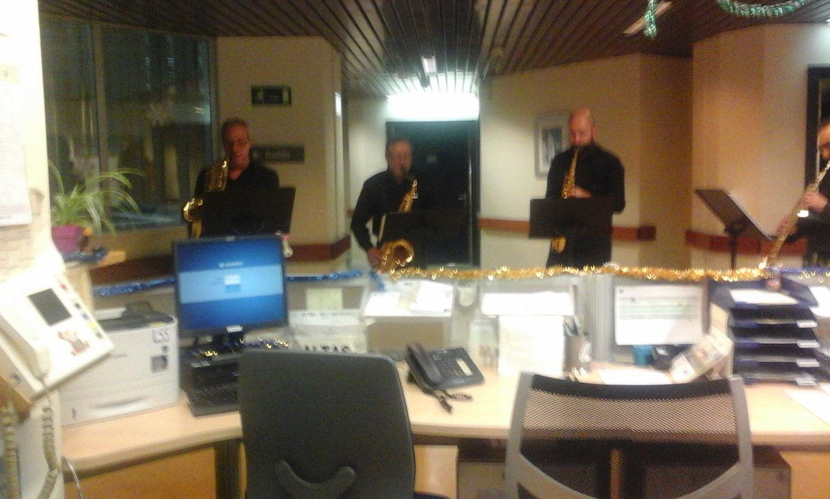 cuidarvidas's tweet photo. "Saxoterapia para Navidad" en el hospital...por los controles de enfermería, habitaciones, salón de actos...todos a emocionarse con la música ! https://t.co/BW6CwXrLNR