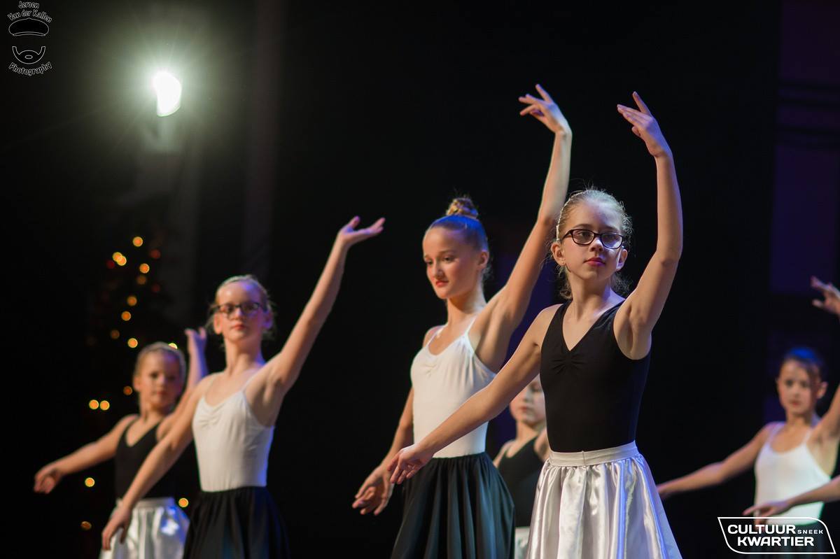 KCAtrium's tweet image. 2 tjokvolle zalen van @TheaterSneek genoten zondag van de kerstvoorstelling van Cultuur Kwartier #Sneek. Fotograaf Jeroen van der Kallen maakte een prachtige reportage: kunstencentrumatrium.nl/kerstvoorstell…