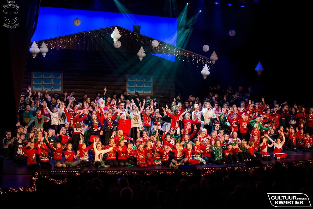 KCAtrium's tweet image. 2 tjokvolle zalen van @TheaterSneek genoten zondag van de kerstvoorstelling van Cultuur Kwartier #Sneek. Fotograaf Jeroen van der Kallen maakte een prachtige reportage: kunstencentrumatrium.nl/kerstvoorstell…