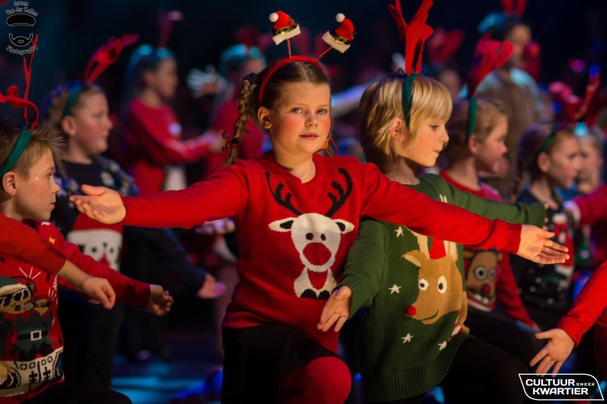 KCAtrium's tweet image. 2 tjokvolle zalen van @TheaterSneek genoten zondag van de kerstvoorstelling van Cultuur Kwartier #Sneek. Fotograaf Jeroen van der Kallen maakte een prachtige reportage: kunstencentrumatrium.nl/kerstvoorstell…