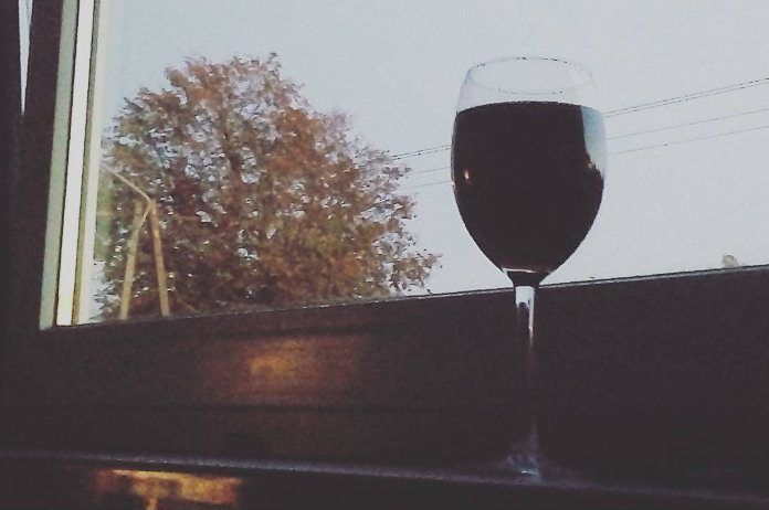 metrobelgie's tweet photo. Binnenkort drinken we ook zwarte wijn 🍷 #wine #food https://t.co/4wpQ5JpUIn https://t.co/btGpUaG0o4