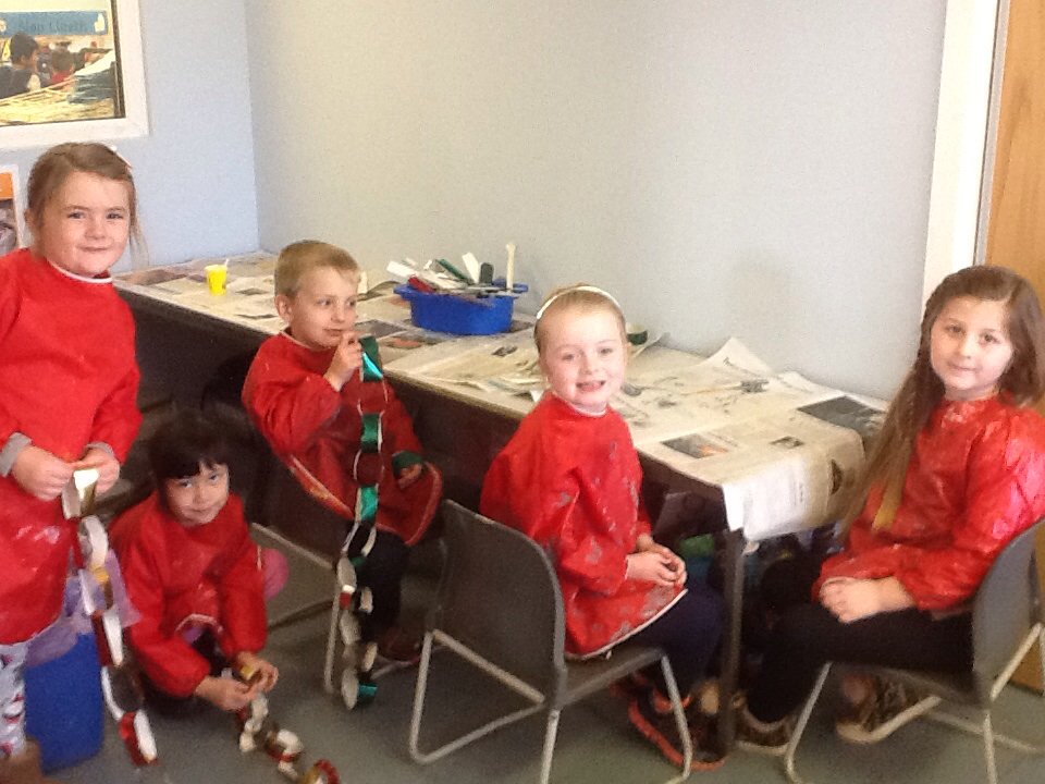 Hendrefoilan's tweet photo. Making paper chains #hdfpy1 https://t.co/N6AMEIpRmU