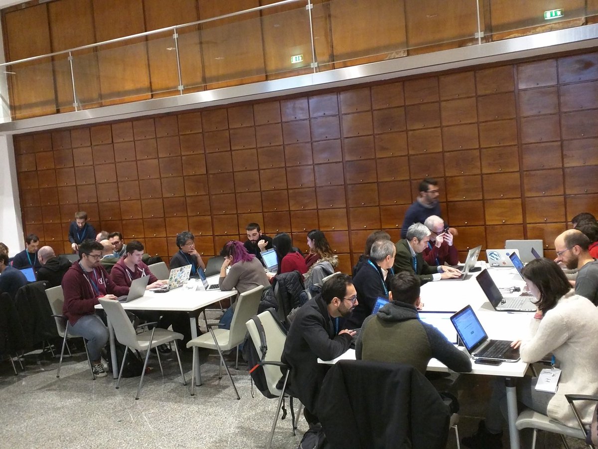 Tavoli tutti pieni al #WCRM <a href="/WordCampRM/">WordCamp Roma</a>