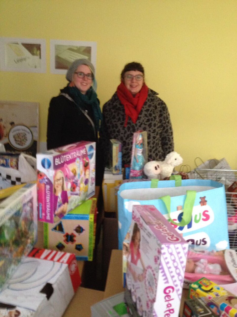 HPAGermany's tweet photo. Gestern haben wir unsere vierte Weihnachtsweasley-Aktion erfolgreich abgeschlossen und 107 Geschenke der Leipziger Tafel überreicht! 🎉🎁 https://t.co/oWqAYTZ1Wq