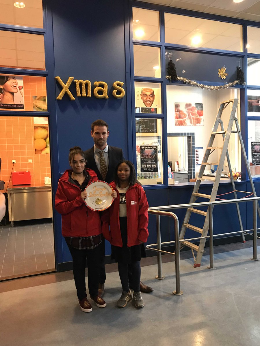 rotterdam's tweet photo. Het Praktijk College Centrum aan de Schietbaanstraat heeft slecht eten in de ban gedaan. Daarvoor is de school door het @voedingscentrum beloond met de Gouden gezonde schoolkantine schaal: https://t.co/3bxbti0BJo. Wethouder @SvendeLangen reikte deze vrijdagochtend uit. https://t.co/ME4Gz7sbg9