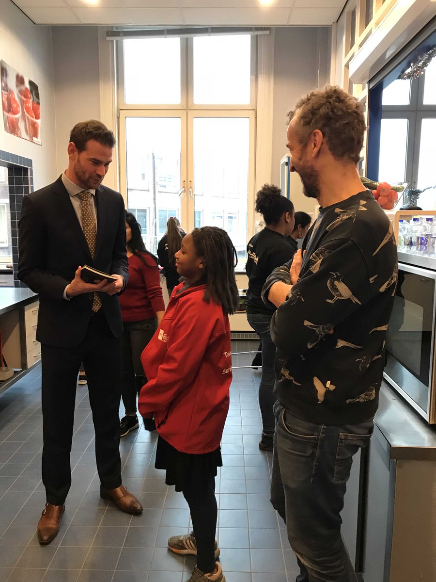 rotterdam's tweet photo. Het Praktijk College Centrum aan de Schietbaanstraat heeft slecht eten in de ban gedaan. Daarvoor is de school door het @voedingscentrum beloond met de Gouden gezonde schoolkantine schaal: https://t.co/3bxbti0BJo. Wethouder @SvendeLangen reikte deze vrijdagochtend uit. https://t.co/ME4Gz7sbg9