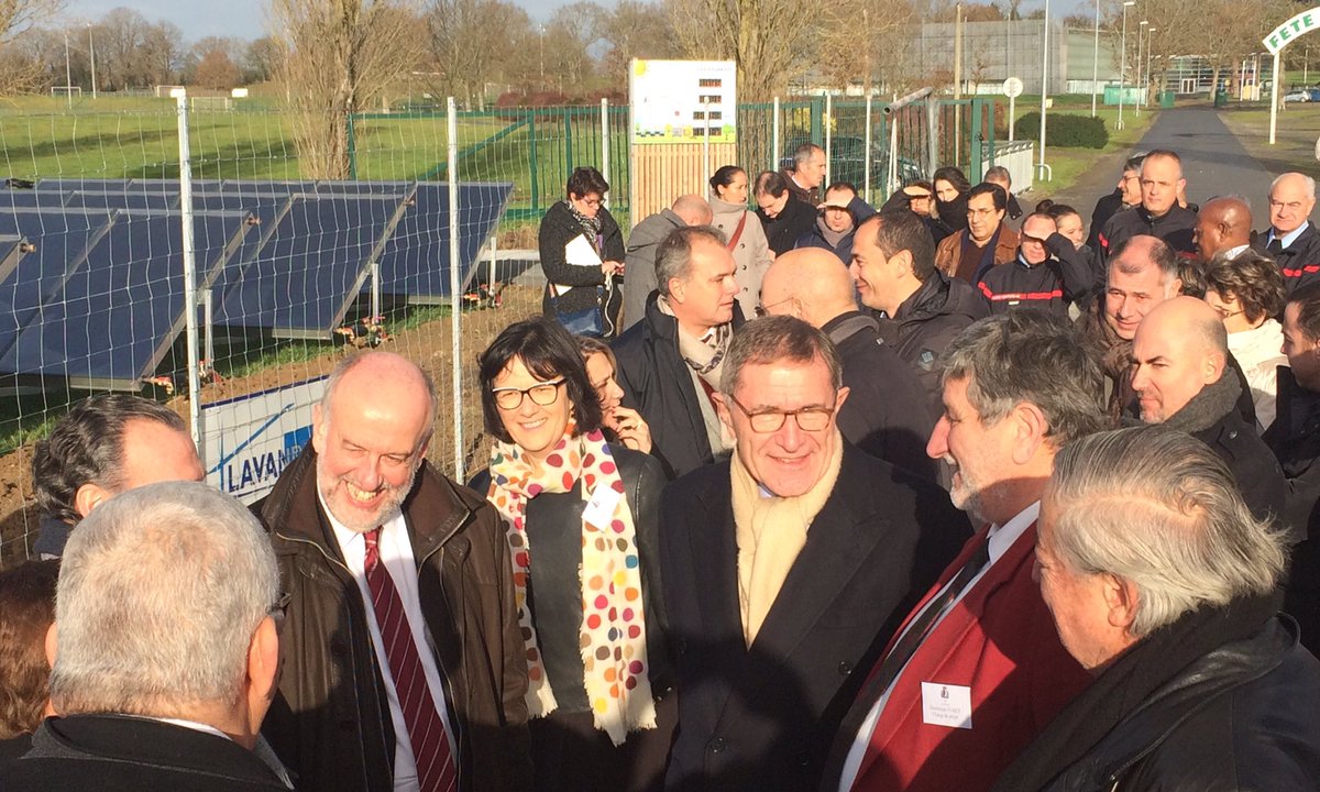 AndreJoffre2's tweet photo. Inauguration ce matin de la 1ère centrale solaire  thermique sur réseau en présence de Bruno Léchevin Pt de l'@ademe, Gérard Mestralet, Pt d'@ENGIEgroup et Alain HUNAULT maire de Chateaubriant. Bravo aux équipes de @TecsolSolaire qui ont contribué au projet. https://t.co/n6ugLg5ISG