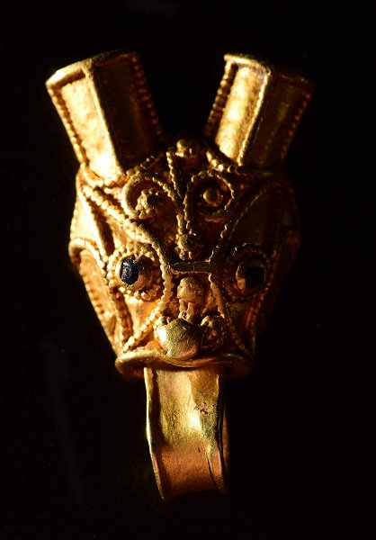 YorkshireMuseum's tweet photo. Small but perfectly formed, the Sutton-on-the-Forest Mount is an impressive artefact in our current #MedievalYork display and dates to AD 850–899. #starobjects #ArtGold https://t.co/hdsC549HcV https://t.co/ymcxUICcEI