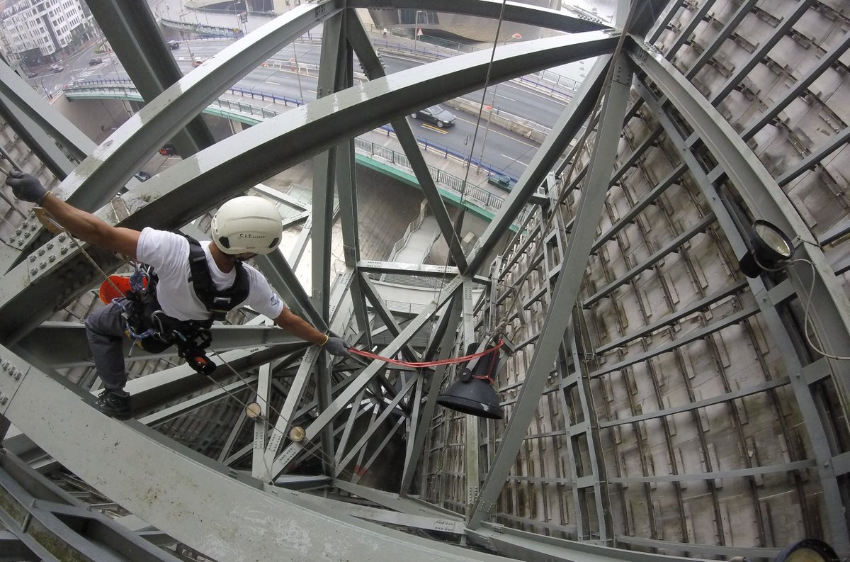 citvertical1's tweet photo. Trabajos eléctricos #trabajosverticales #accesoconcuerdas #ropeaccess #trabajoseléctricos #CITVertical #operaciones https://t.co/Gbyh3h7QTl