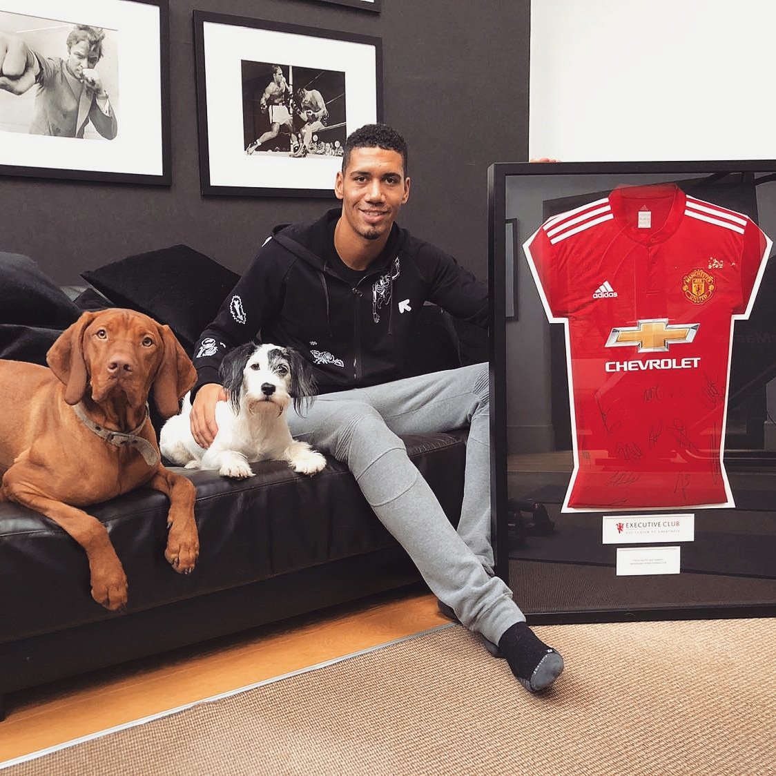 ChrisSmalling's tweet photo. 🎄 I'm giving away an early Xmas present (a signed @ManUtd shirt!) on my Facebook page. Got to be in it to win it... 🎁

https://t.co/Lqi0wzLcfV https://t.co/1muYqeFera