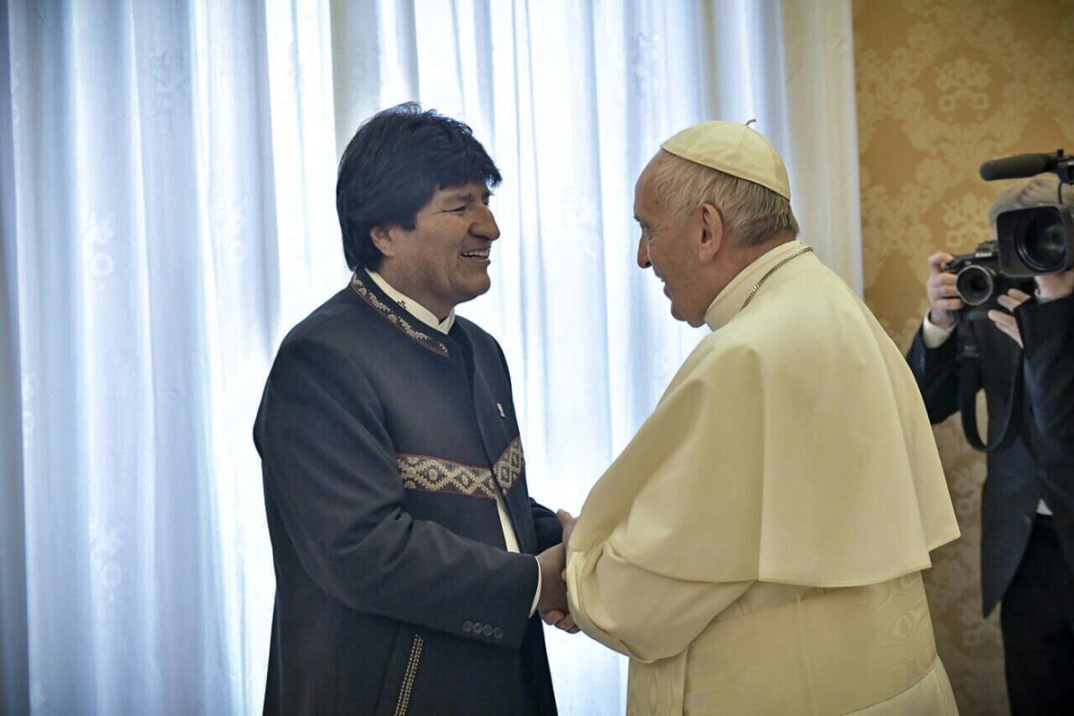 evoespueblo's tweet photo. Muy agradecido y con mucha humildad asistimos, en Vaticano, a nuestro quinto encuentro desde 2013 con el hermano Francisco, Papa de los pobres. Bolivia aún guarda recuerdos muy emotivos de su visita en julio de 2015 y su apoyo al proceso de cambio y de #MarParaBolivia https://t.co/7EGauiuKgP
