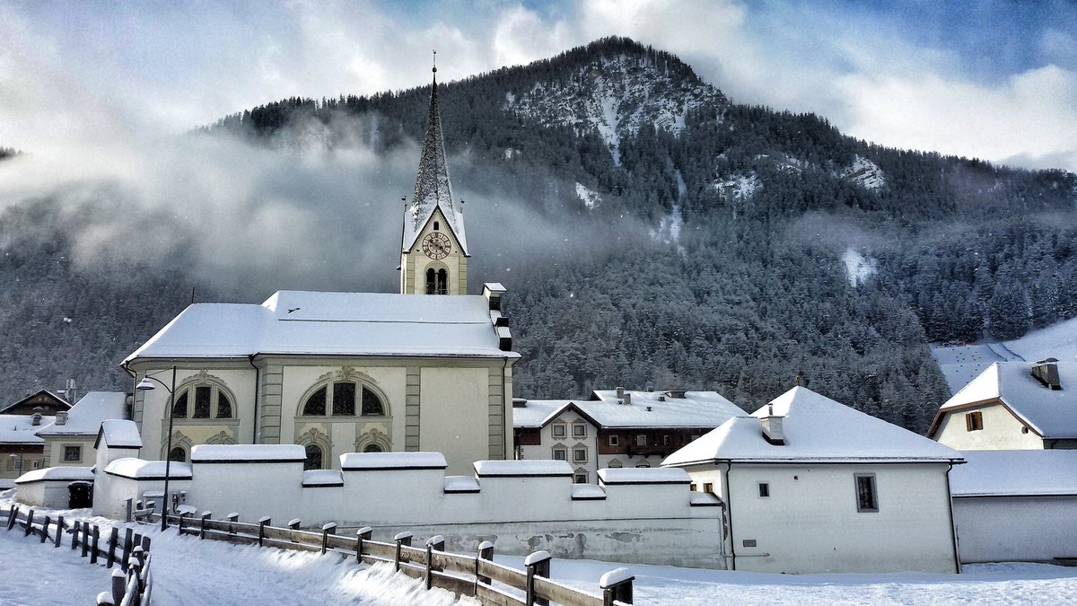 La magia di San Vigilio di Marebbe subito dopo la nevicata di questa mattina 💜 
#AlmhofHotelCall #kronplatz #travel #snow #winter