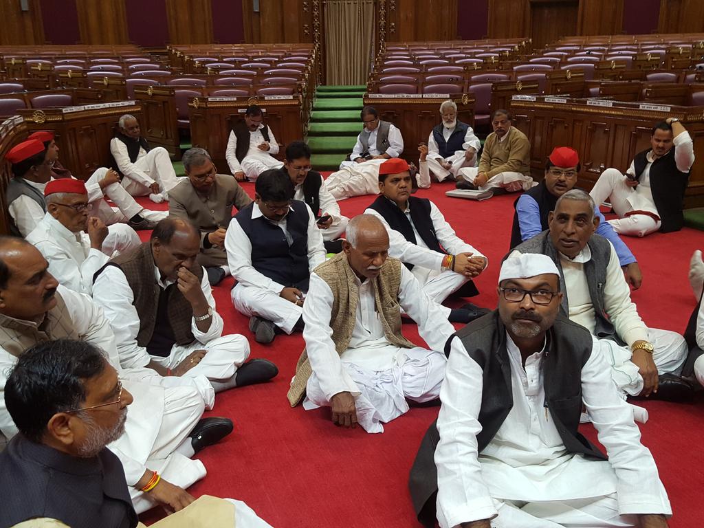 rajuyadavmla's tweet image. बीजेपी ने बजली की दरें बड़ाई सपा लड़ेगी किसान और गरीब की लड़ाई सपा विधायको के विरोध से bjp आज असेम्बली नही चला पाई mla बिधान सभा मे धरने पर