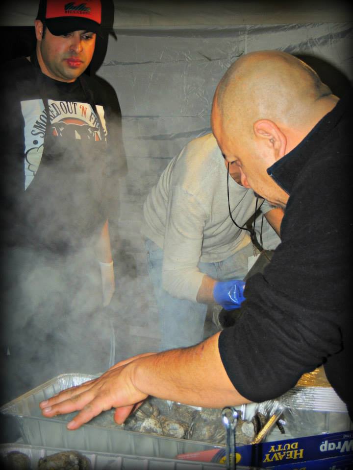 NCFreshCatch's tweet image. Pop-up Oyster Roast Pittsboro, NC tonight! 5-9pm at @TheCityTapBar while supplies last $10/doz &amp;amp; $25 all u can eat-  Get your oyster on Pittsboro! @PittsboroCVB @PittsboroPBA @pittsboronc