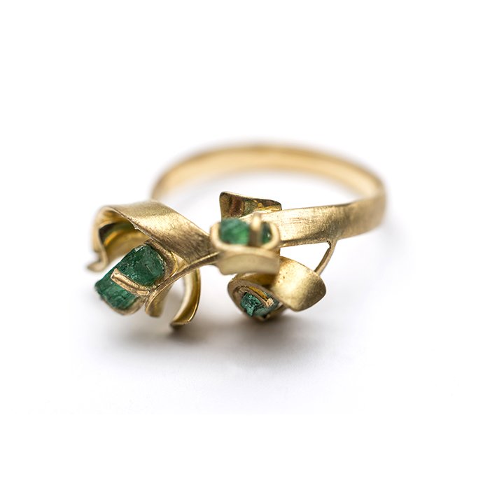 Gold in motion - Sarah Warsop #jewellery is a #musical interpretation of #CorneliusCardew. Shop her work: ow.ly/ZLrI50fDSRp