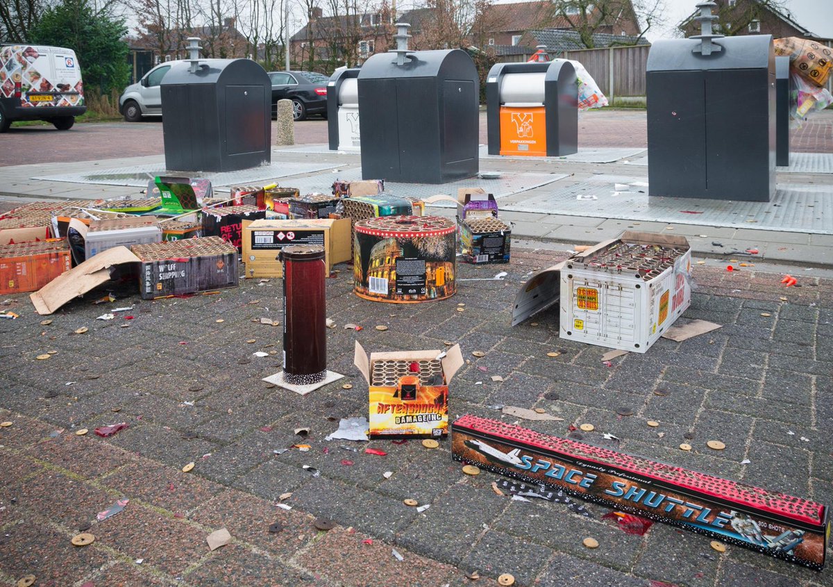 Heb je vannacht #vuurwerk afgestoken? Ruim het afval dan snel op. Het bevat zware metalen, die komen anders in de bodem terecht. Het afval mag bij het huishoudelijk afval.

Meer vuurwerktips: milieucentraal.nl…/spullen-en-dienst…/vuurwerk/