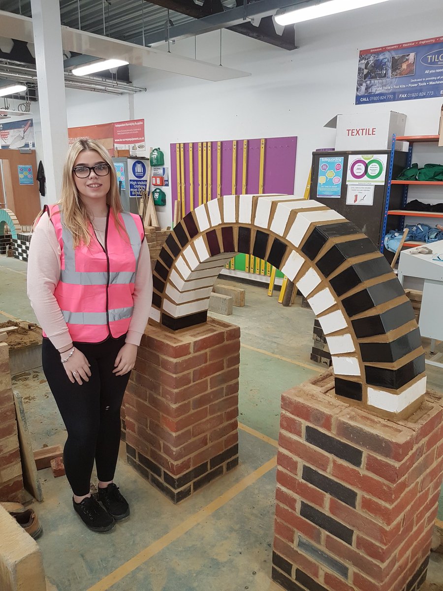 trowel63's tweet photo. @emilyash2000 with her Semi circular  arch. @ImageofWiC @EveLivett @FEBrooklands @Liz_BreedonCem @womenonthetools @CITB_UK @FisSkills https://t.co/17CwKgqHmS