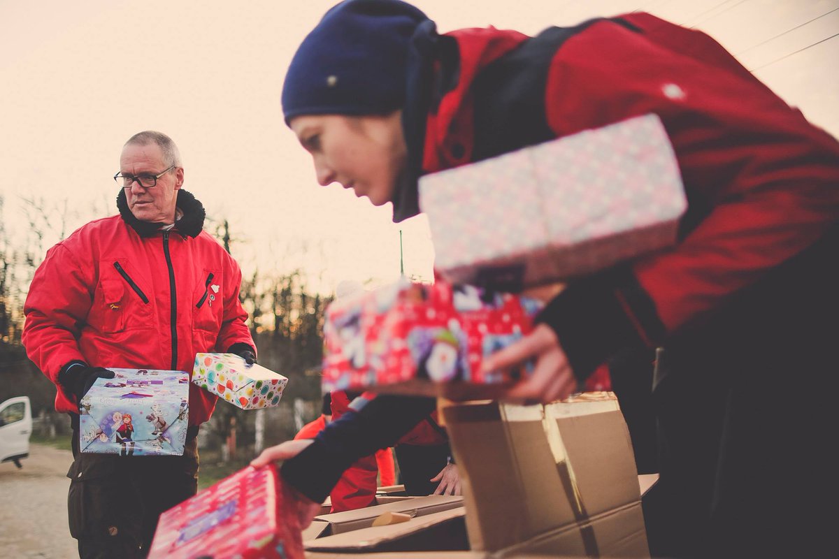 RIEDELnet's tweet photo. #RIEDEL sponsoring: We are glad that we were able to support the charity “Weihnachtspäckchenkonvoi - Kinder helfen Kindern“. The convoy delivered 132.000 gifts to children. #WPK17 https://t.co/ccpMqpafKw