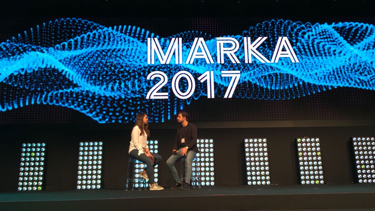 markakonferansi's tweet photo. 5ADIM Sosyal Girişimin kurucusu Süleyman Bağıran, Ayşe Şengör ile yaptığı söyleşide Anadolu'da birbirinden yetenekli gençler ile birlikte özel olarak tasarladığı üretme yolculuğundan bahsediyor.. 
#MARKA2017 #MARKA18Ruhu https://t.co/awUnDGra3L