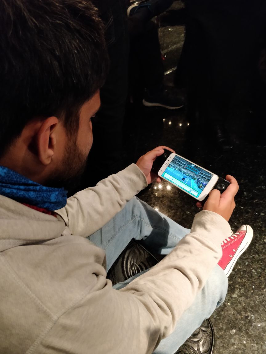 motorolaindia's tweet photo. Aaaand we are all busy checking out the new #GamepadMod snapped onto the #MotoZ2Play! #UpUpgrade https://t.co/KXXfMFQmMj