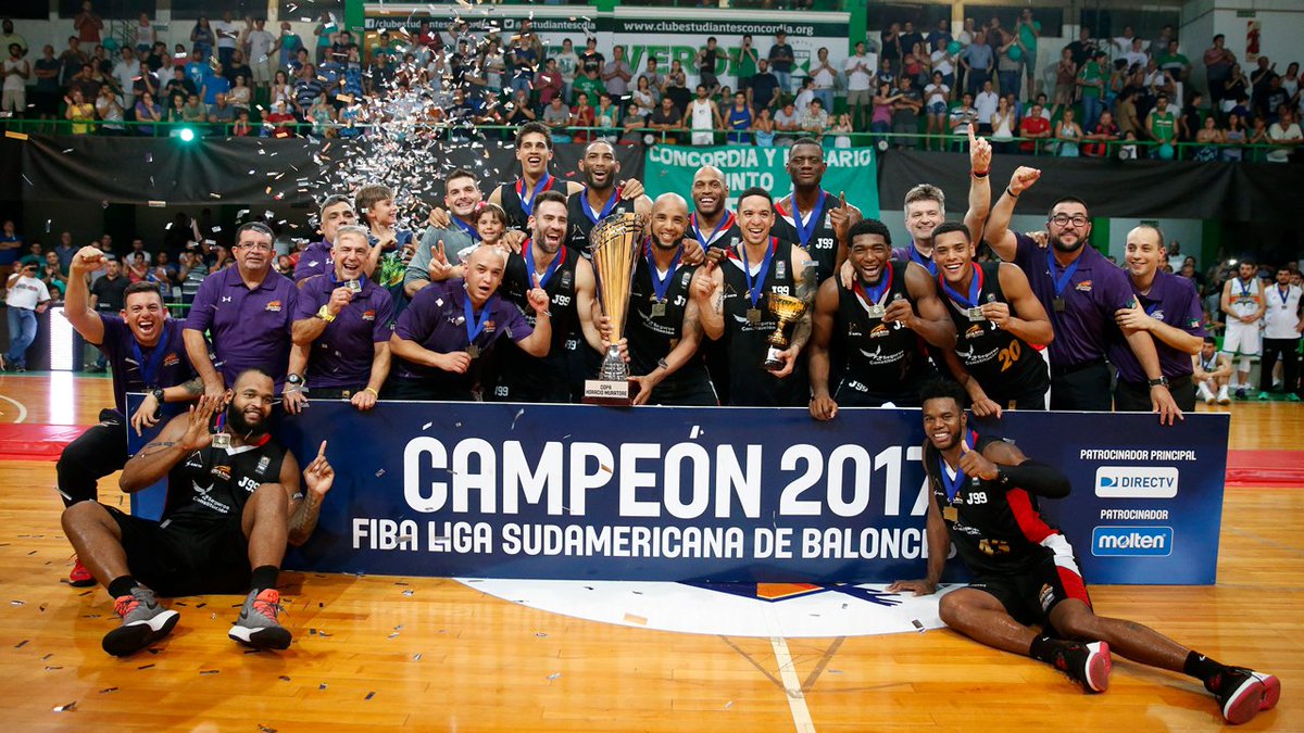 FuerzaVT's tweet photo. ¡@GuarosOficial lo hizo otra vez! Los crepusculares conquistaron la #LSB2017, tras vencer a @estudiantescdia (🇦🇷). ¡FELICITACIONES, CAMPEONES!🏆🥇🏀🇻🇪🔝 https://t.co/jXyzkTE0eu