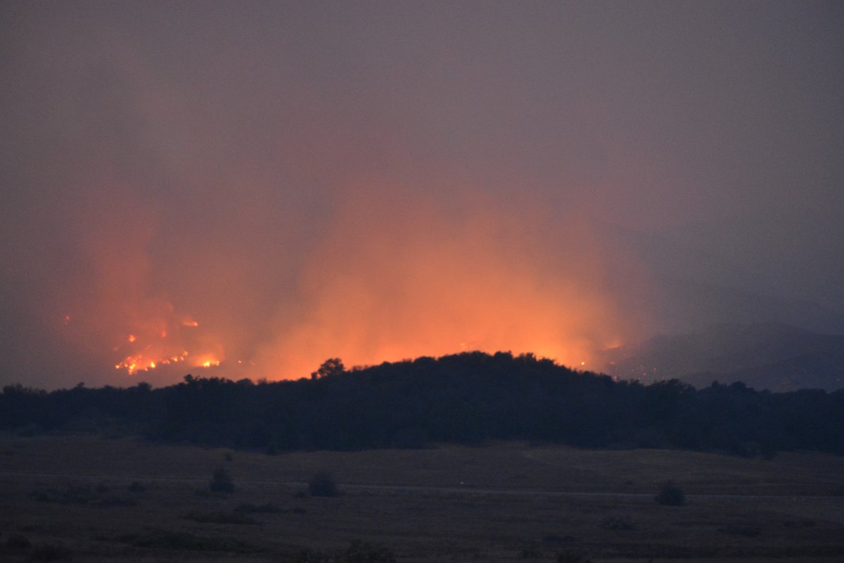 CAL_FIRE's tweet photo. #ThomasFire [update] Hwy 150 and Hwy 126, north of Santa Paula (Ventura County) is now 252,500 acres and 35% contained. Unified Command: CAL FIRE, @VCFD_PIO, @LosPadresNF, and @VenturaCityFD.  https://t.co/vfLtDXYjzO https://t.co/sYx5rTwPdH