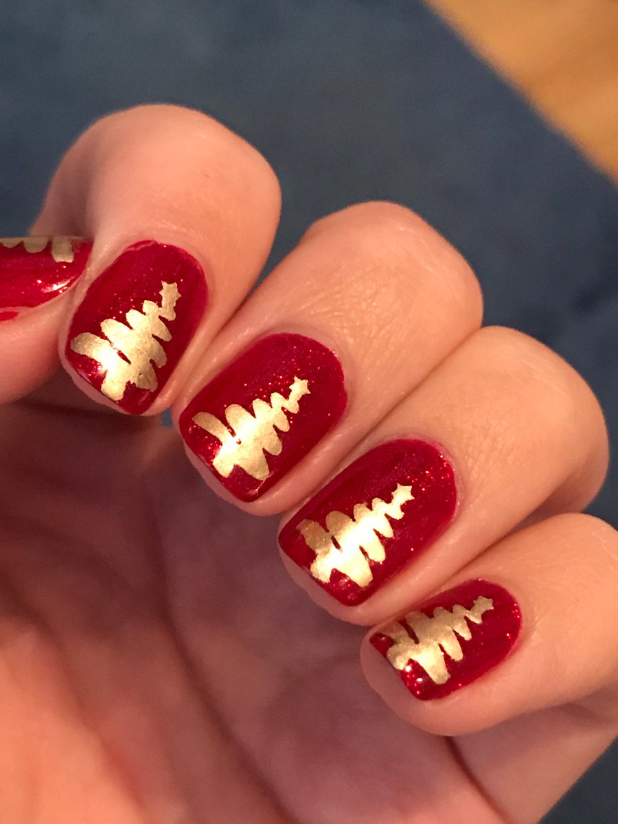 OctarinaSmith's tweet photo. I’ve been looking forward to doing this design all year 😄 🎄❤️ #Christmasnailart @TwinkledT #chinaglaze #rubypumps https://t.co/gZqN2ttBti