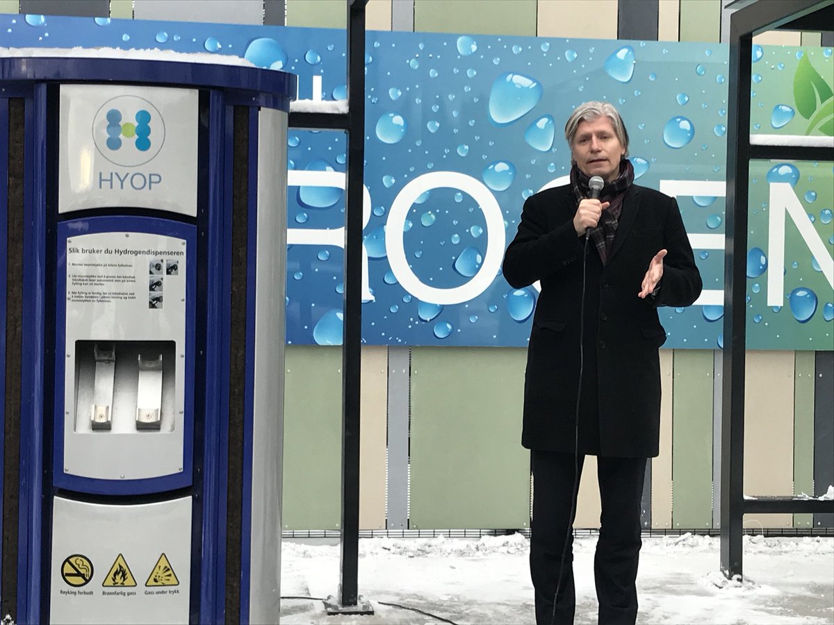 asheimkari's tweet photo. Nå skal vi få skikkelig på plass den nasjonale satsingen på en landsdekkende infrastruktur av hydrogenstasjoner, sier @olaelvestuen på åpning av hydrogenstasjon på Høvik @zeronorge https://t.co/4jTBphg0Ls